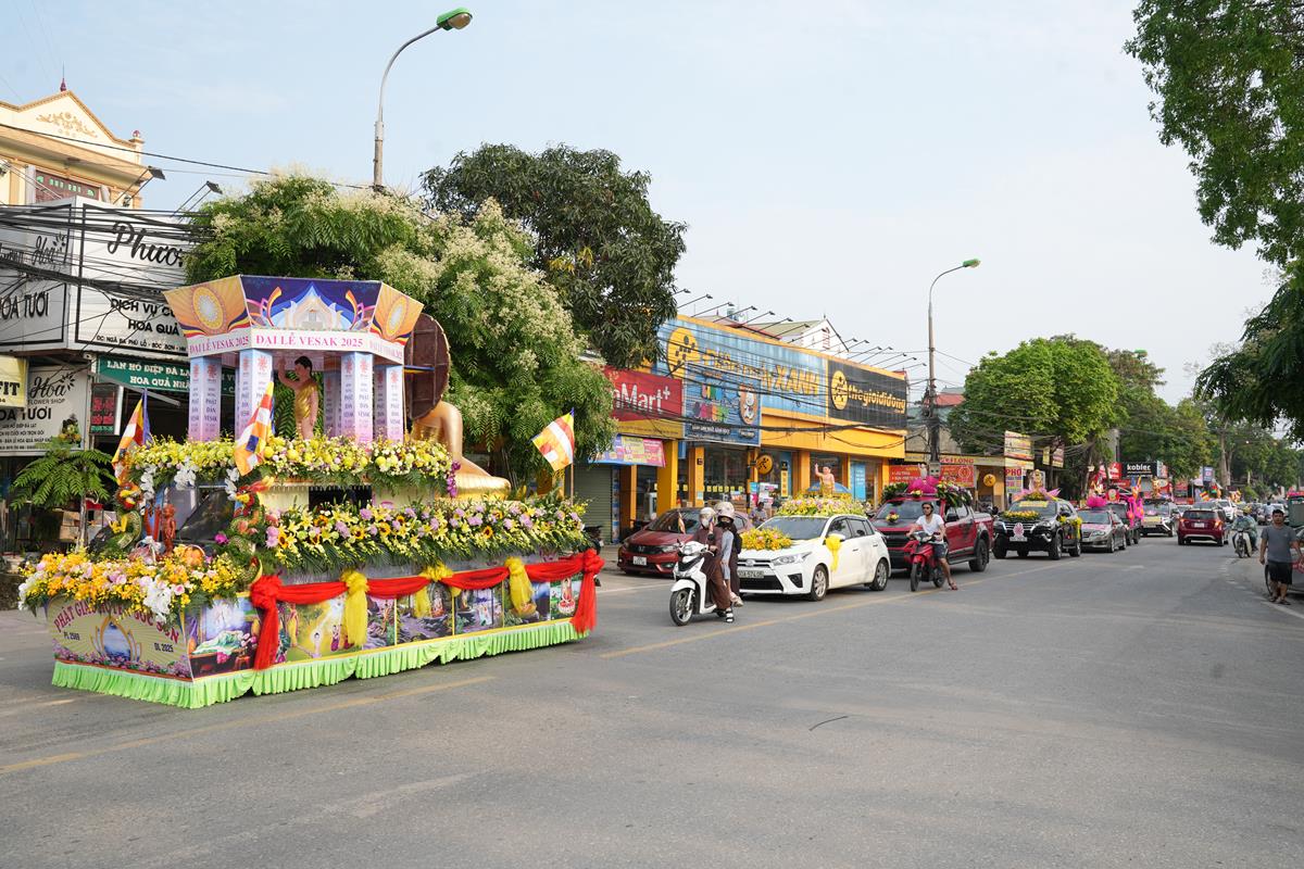 Hà Nội: Tăng Ni Phật tử huyện Sóc Sơn hân hoan diễu hành xe hoa kính mừng Phật đản
